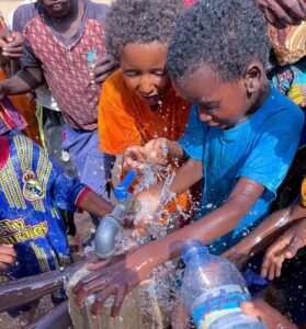 enfants eau village