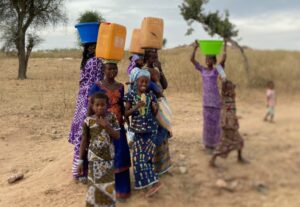 femmes village eau